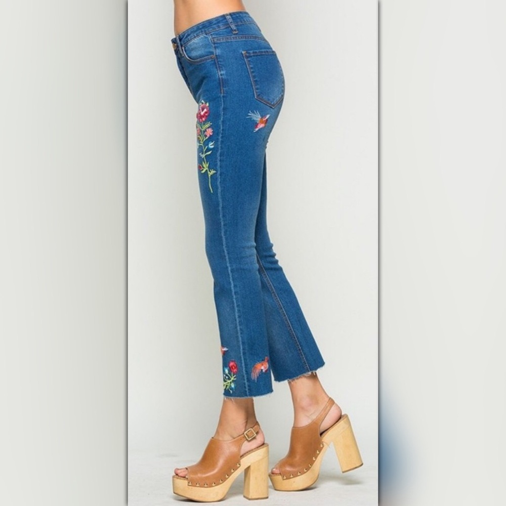 🌷🌷Embroidered Cropped Jeans w/Raw Hem - Picture 5 of 7